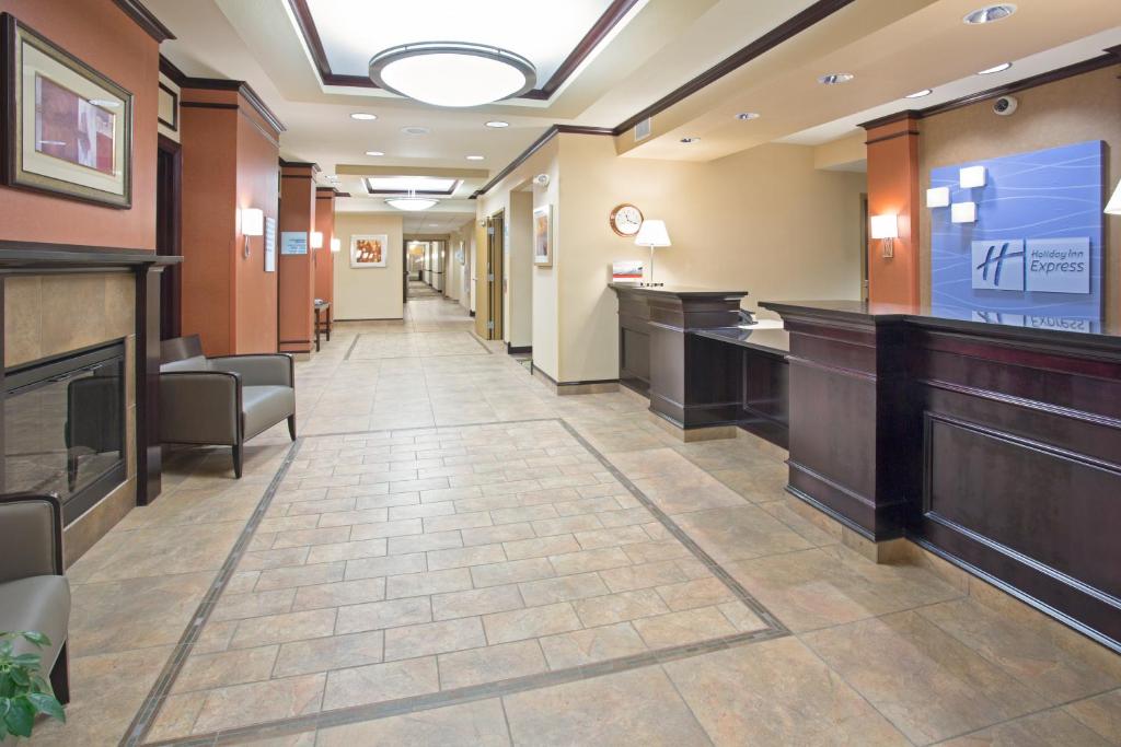 Holiday Inn Express Hotel & Suites Minot South photo