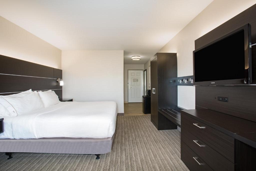 Holiday Inn Express Hotel & Suites Fort Collins Photo 8