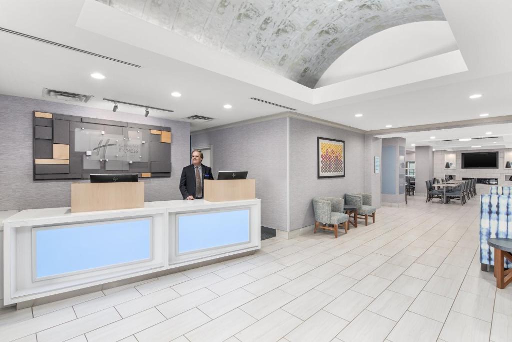 Holiday Inn Express Hotel & Suites Greenville-I-85 & Woodruff Road photo