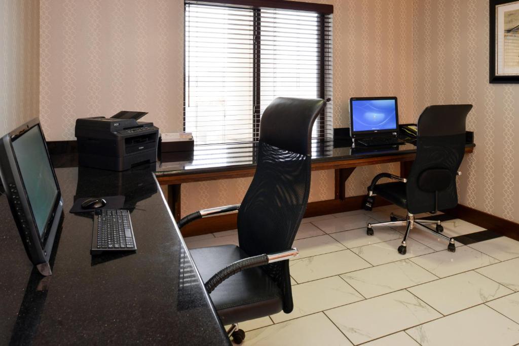 Holiday Inn Express & Suites Greenfield Photo 27