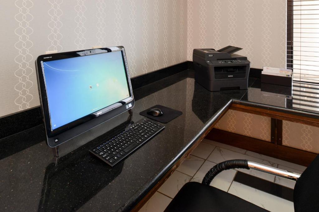 Holiday Inn Express & Suites Greenfield Photo 31