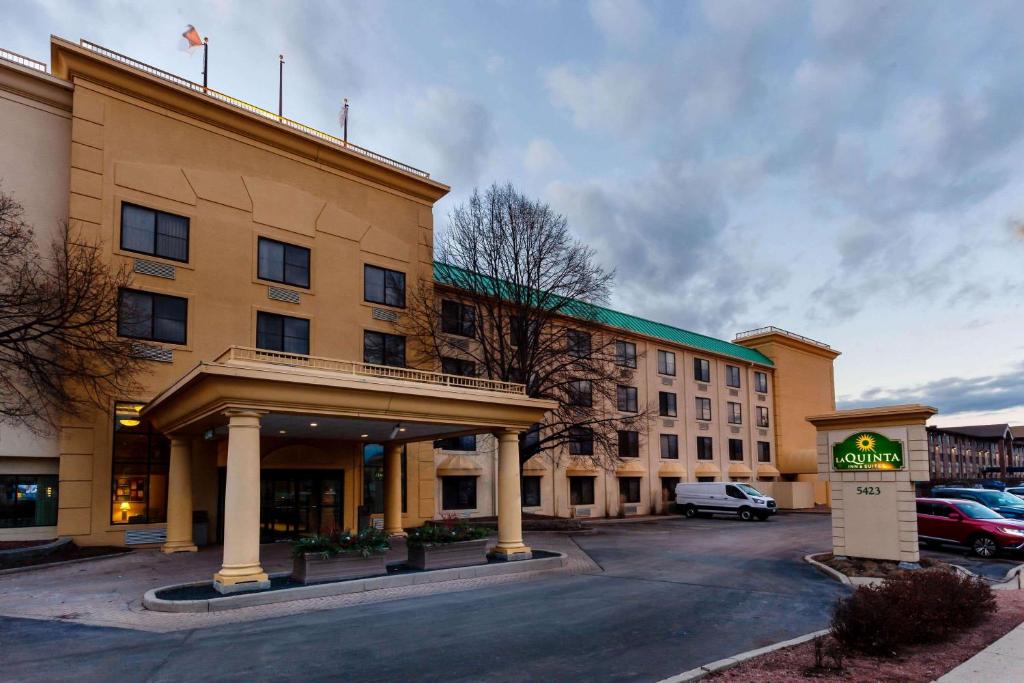 La Quinta Inn & Suites by Wyndham Milwaukee Bayshore Area photo