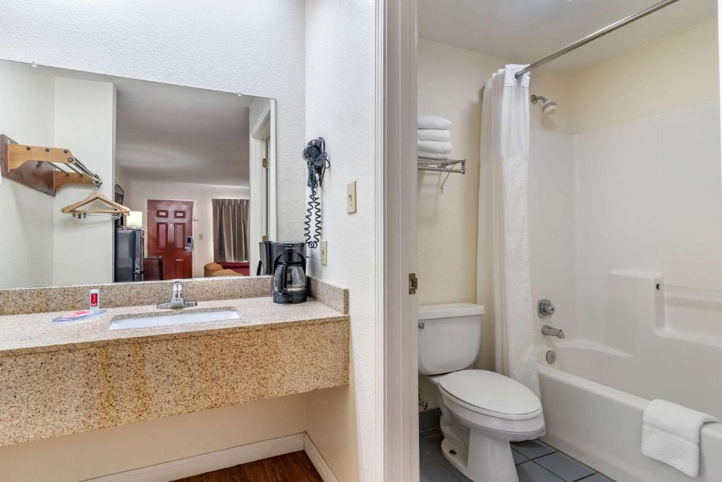 Econo Lodge Inn & Suites Photo 25