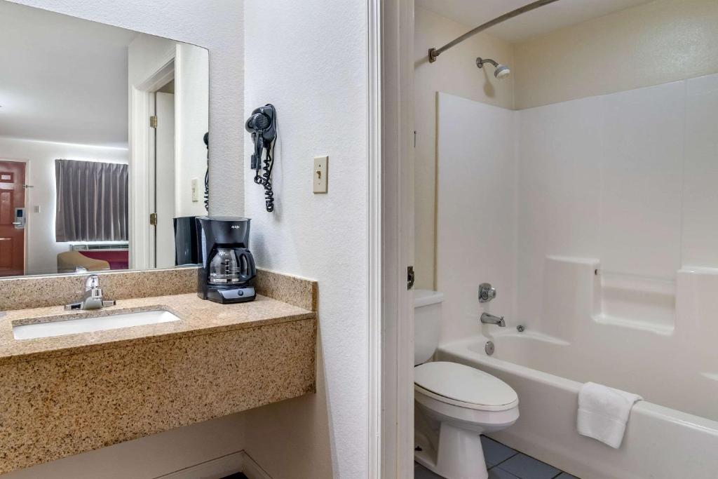 Econo Lodge Inn & Suites Photo 23