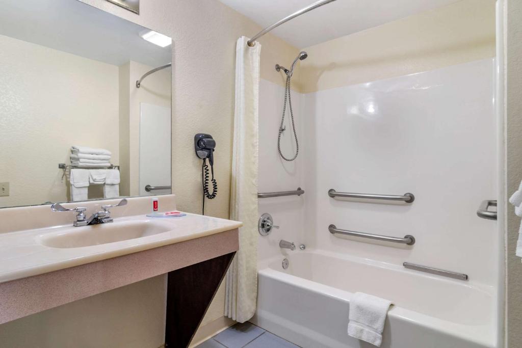 Econo Lodge Inn & Suites Photo 26