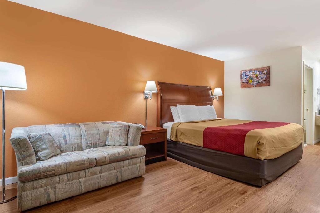 Econo Lodge Inn & Suites Photo 24