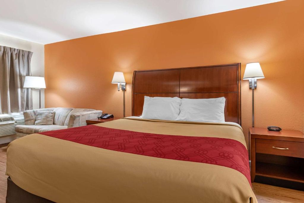 Econo Lodge Inn & Suites Photo 21