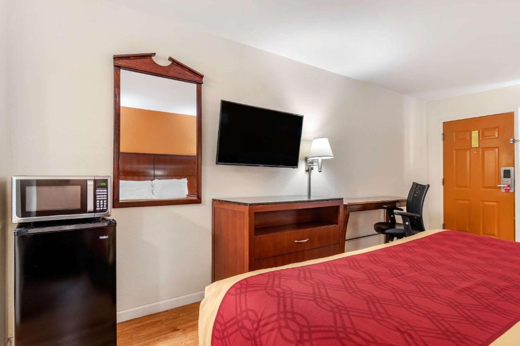 Econo Lodge Inn & Suites Photo 22