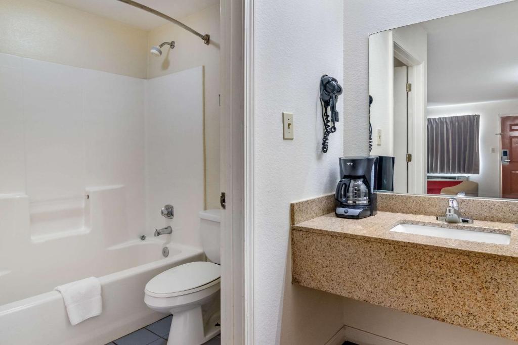 Econo Lodge Inn & Suites Photo 20