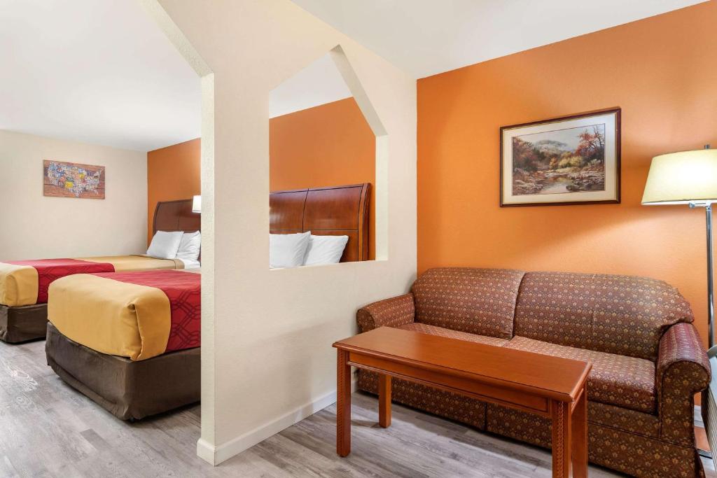 Econo Lodge Inn & Suites Photo 18