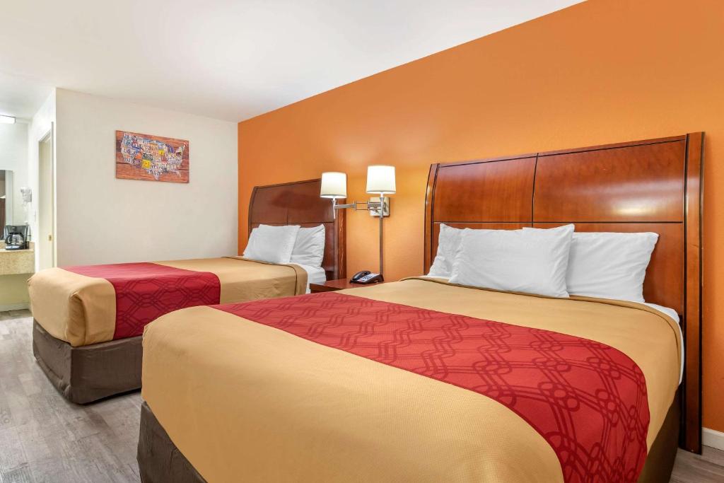 Econo Lodge Inn & Suites Photo 10