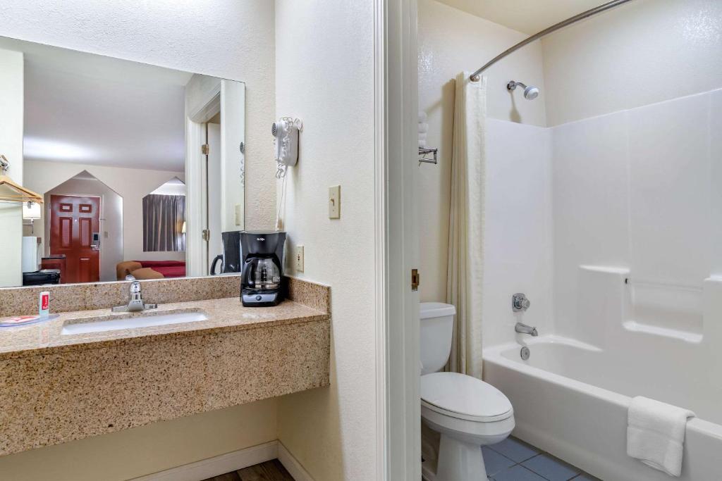 Econo Lodge Inn & Suites Photo 17