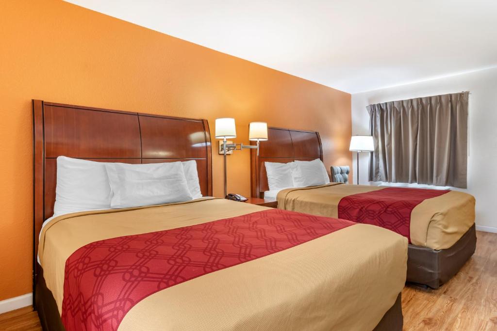 Econo Lodge Inn & Suites Photo 9