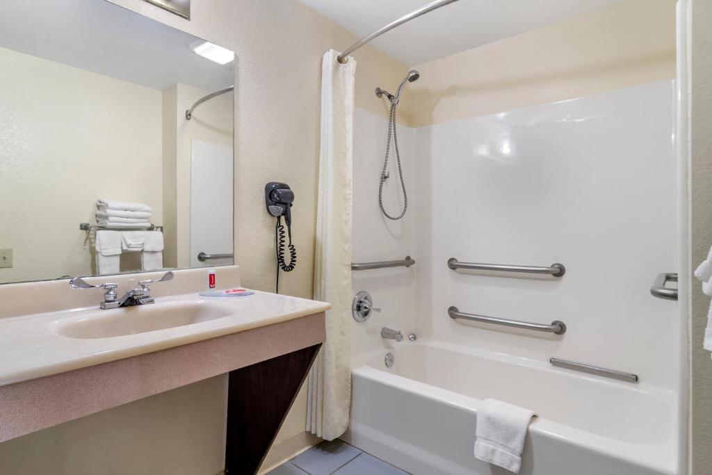 Econo Lodge Inn & Suites Photo 8