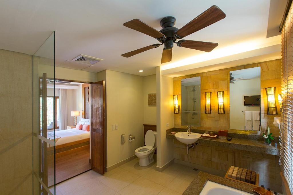 Bathroom, Crimson Resort and Spa in Cebu
