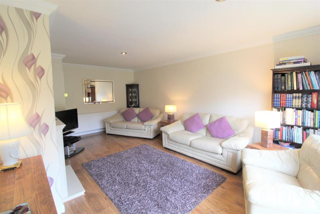 Spacious Bungalow, Marple photo 2