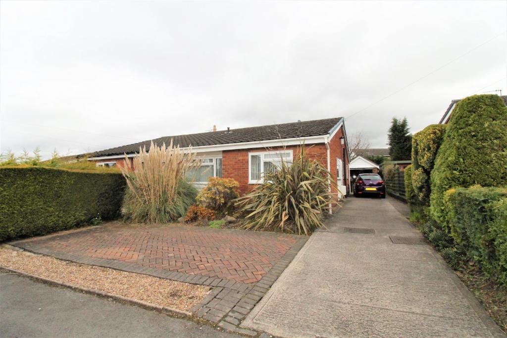 Spacious Bungalow, Marple photo 8