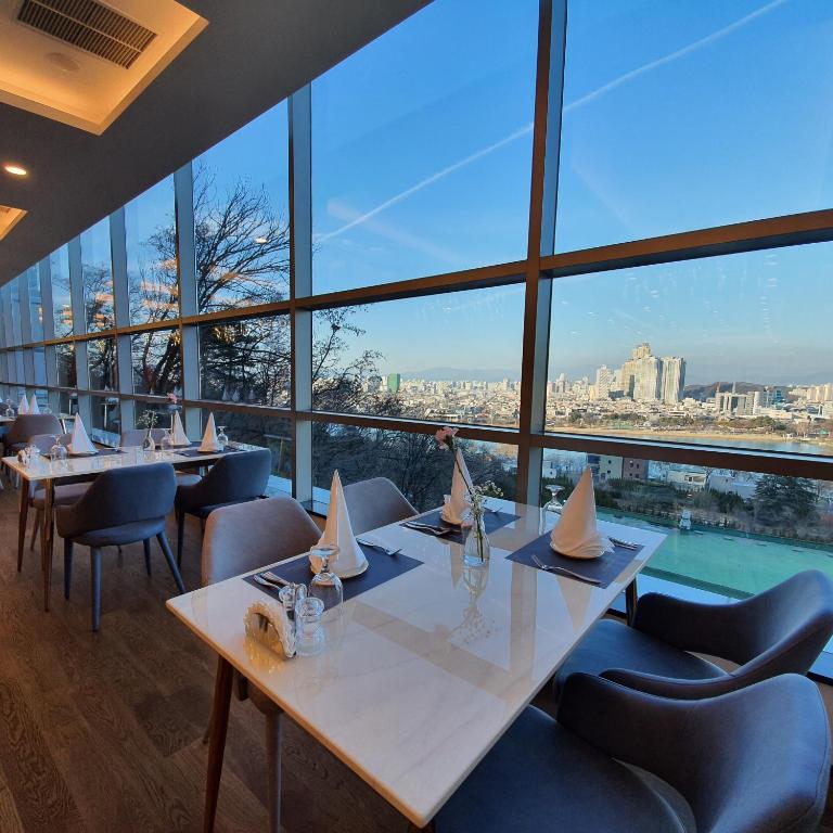 호텔 수성의 객실 발코니에서 바라본 수성못 전망