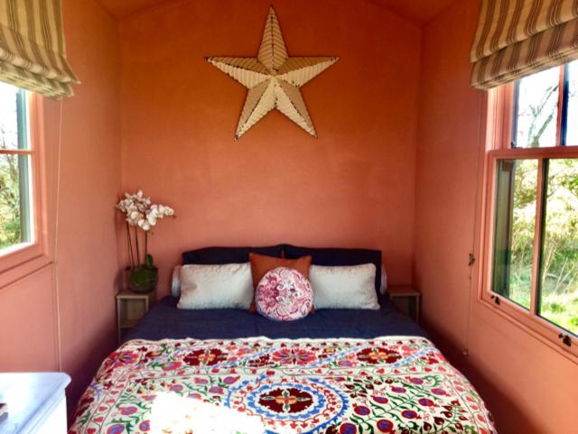 The Oaks Glamping - Magpie Half Shepherds Hut, Colkirk