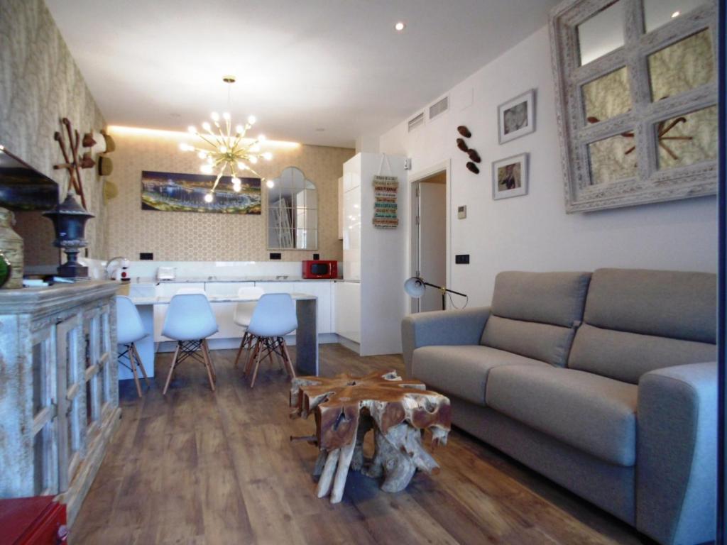 Apartamentos LOLA y MANUELA en primera línea playa Carihuela con excelente Terraza-jardin de 80 m2 frente al Mar con aparcamiento privado Ideal para descansar oyendo las olas del Mar - 1