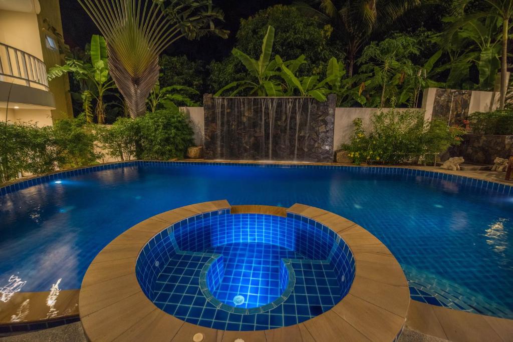 Swimming pool