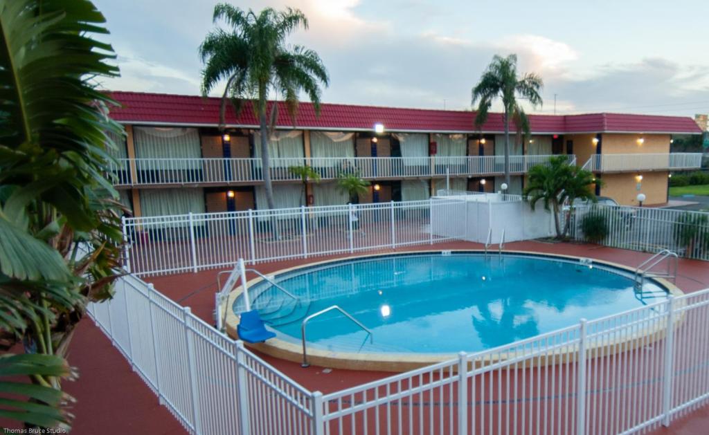 Express Inn & Suites - 5 Miles from St Petersburg Clearwater Airport, Clearwater