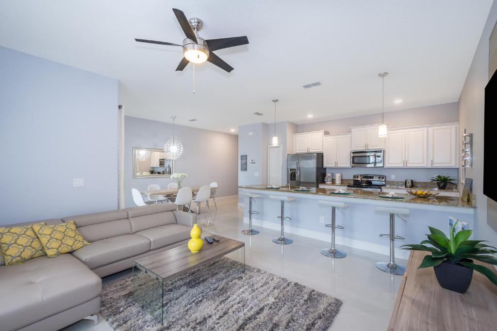 (JC4790) Storey Lake Home 4/3 Private Pool, Lake & Free Waterpark photo