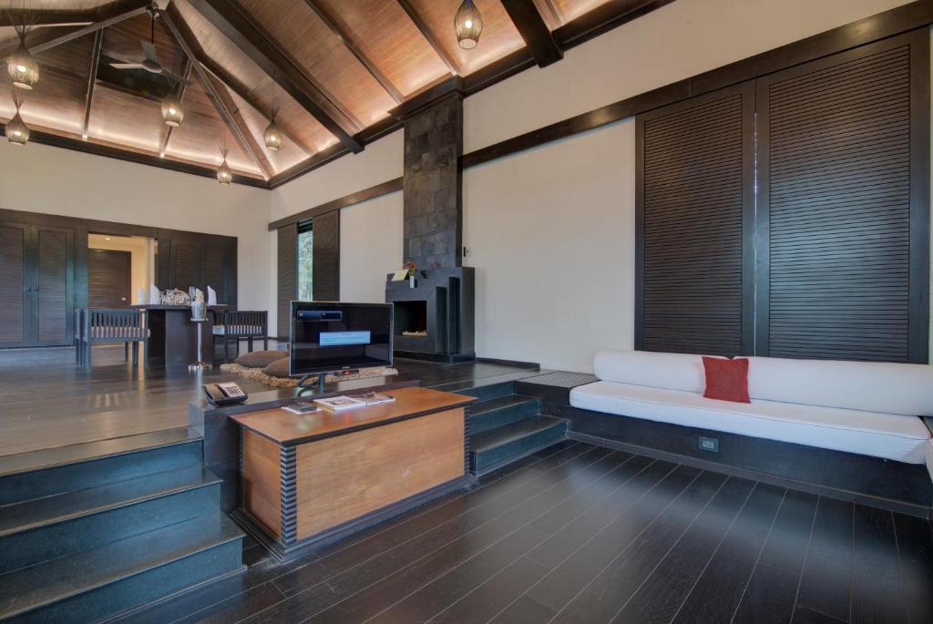 Shared lounge/TV area