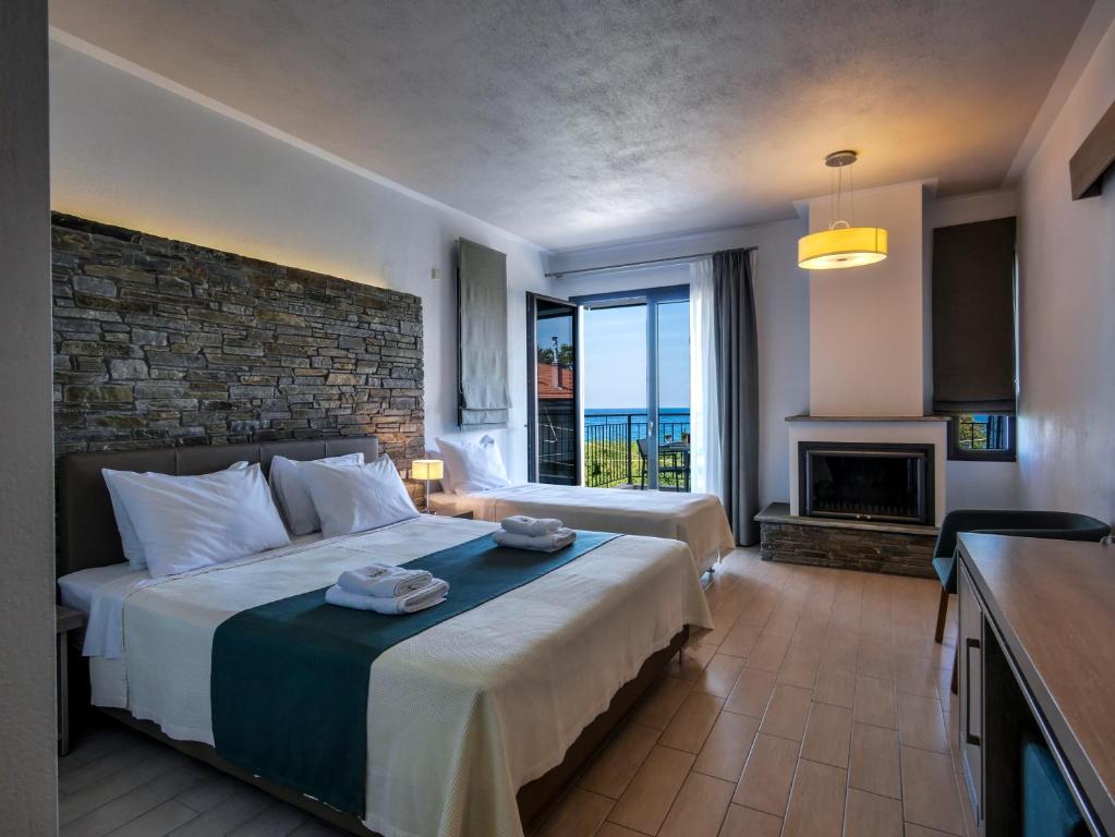 Triple Room with Balcony and Sea View, Bebis Hotel in Larisa