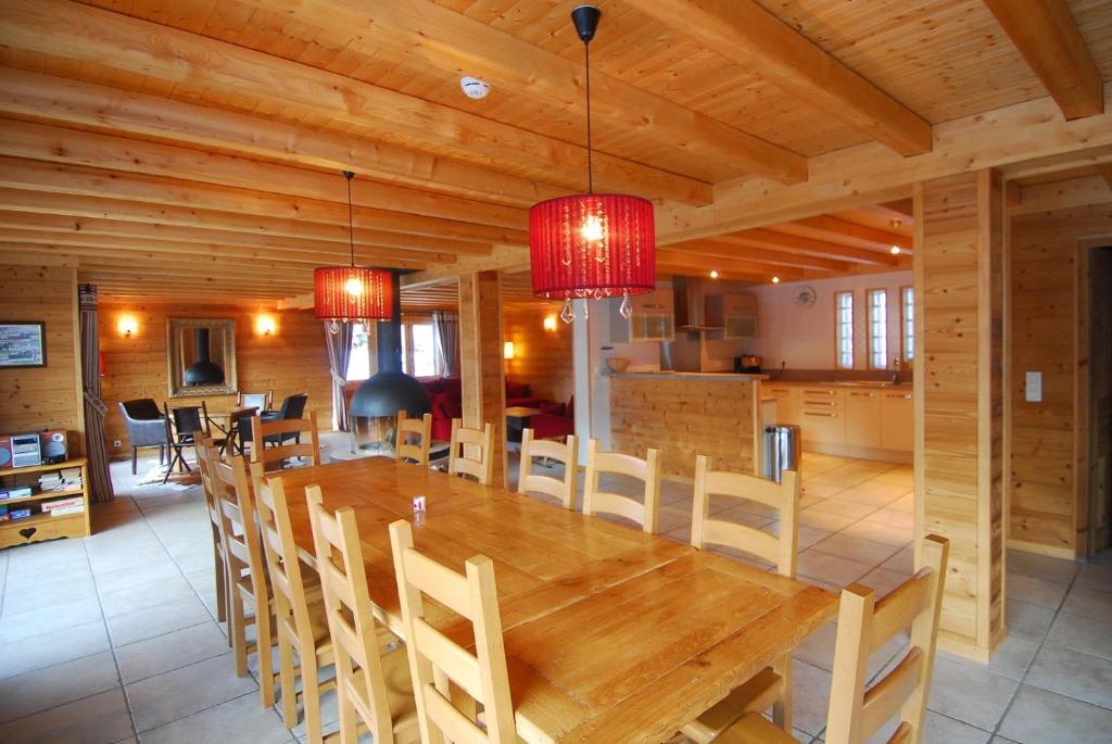 Montbeliarde - Chalet avec jacuzzi - BO Immobilier- Châtel Multipass en Été 2026 en option au tarif de 4euros par jour et par personne - 5