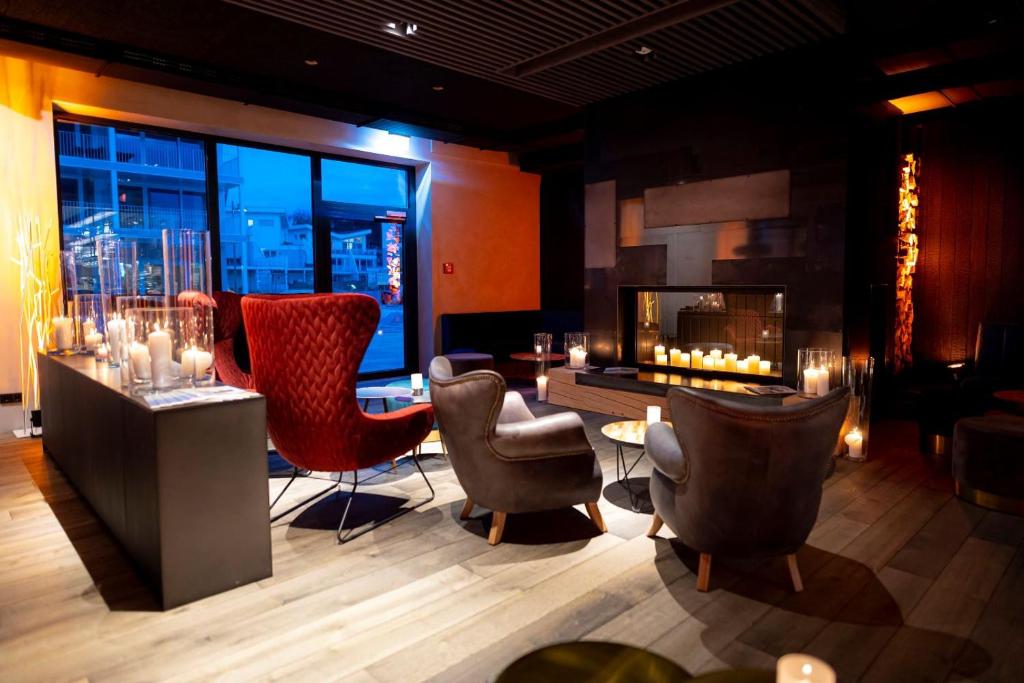 Shared lounge/TV area