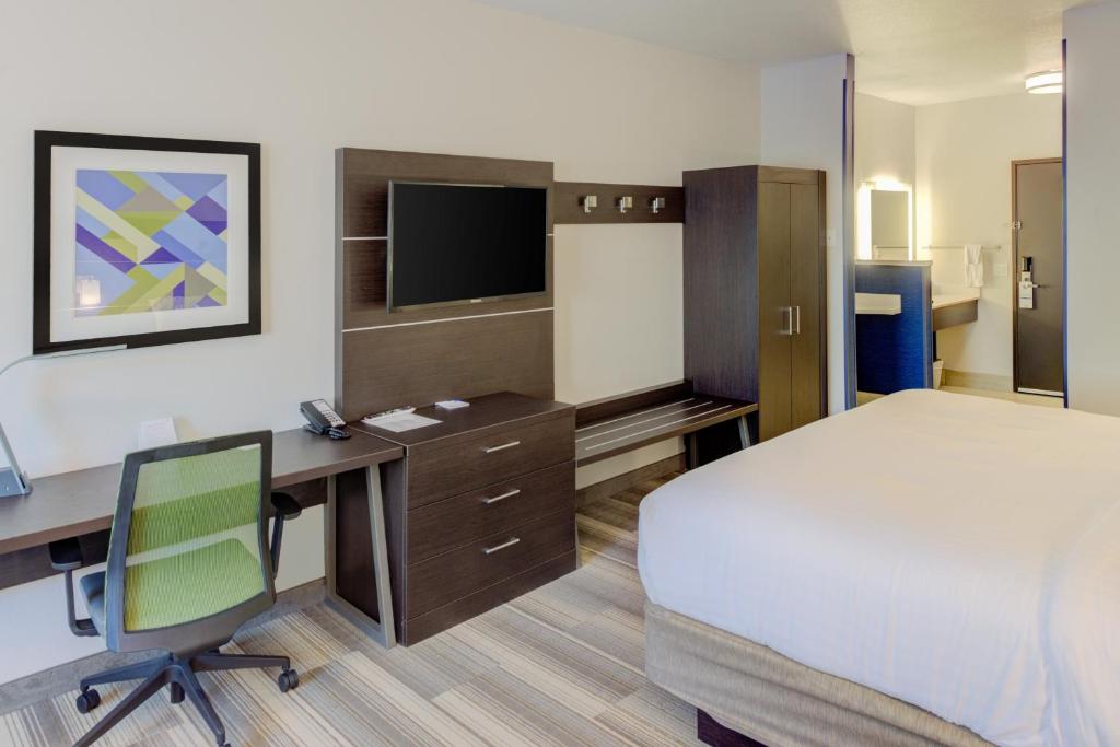 Holiday Inn Express NEWBERG - WINE COUNTRY Photo 35