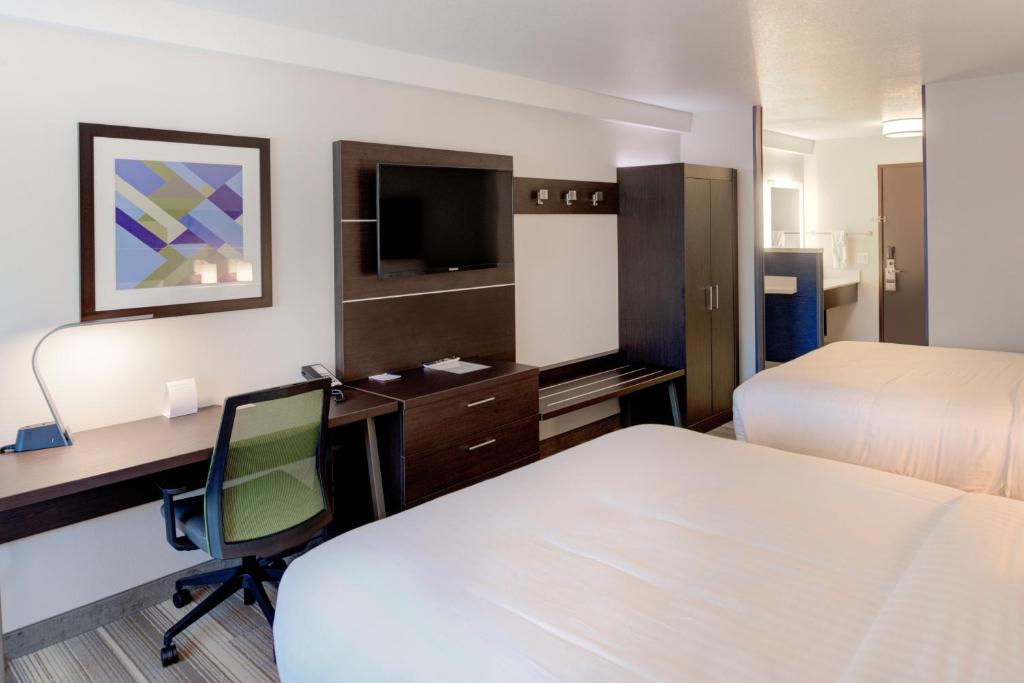 Holiday Inn Express NEWBERG - WINE COUNTRY Photo 36