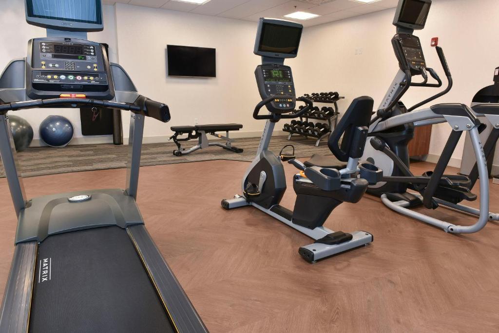 Holiday Inn Express And Suites MADISONVILLE photo