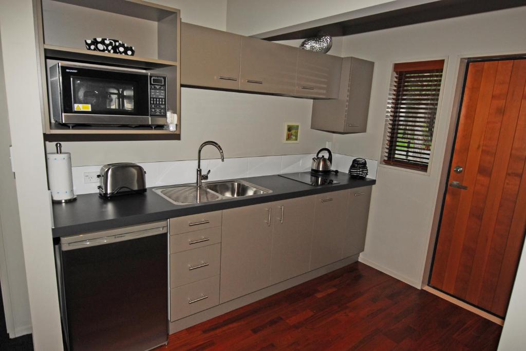 Kitchen, Woodbank Park Cottages in Hanmer Springs