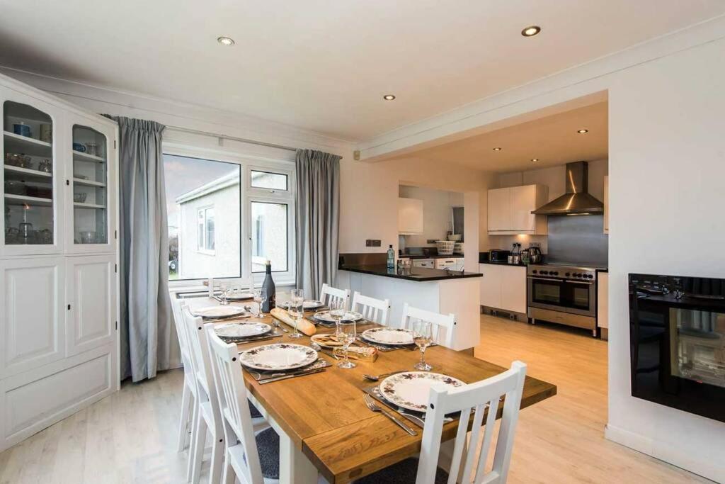 Ty DERYN - SLEEPS 6-SPACIOUS FAMILY HOLIDAY HOME, Trearddur