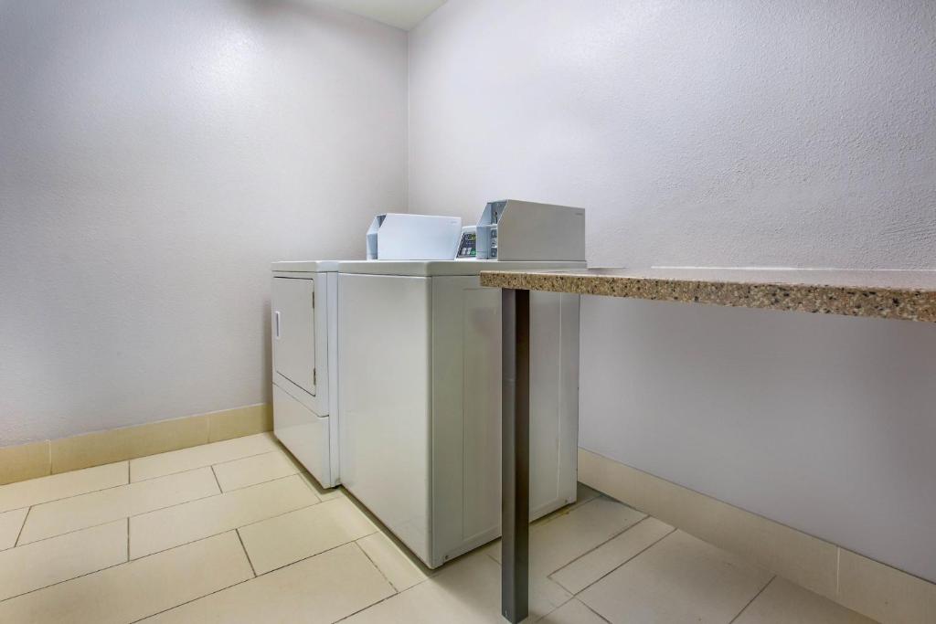 La Quinta Inn & Suites Pomona Photo 7