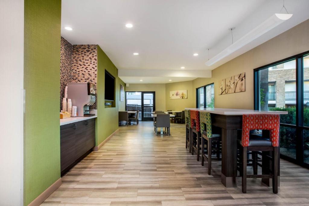 La Quinta Inn & Suites Pomona Photo 9