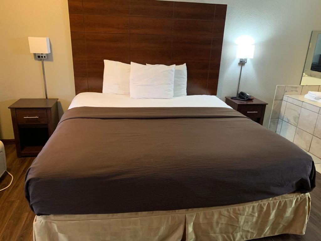 Americas Best Value Inn - Shelby Photo 12