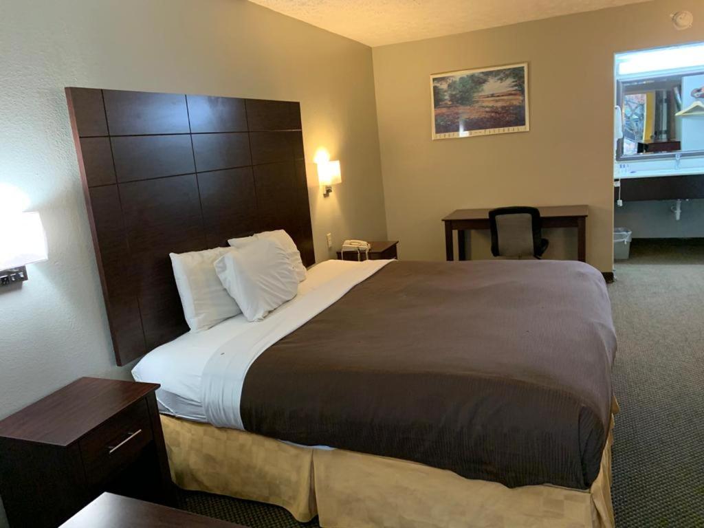 Americas Best Value Inn - Shelby Photo 13