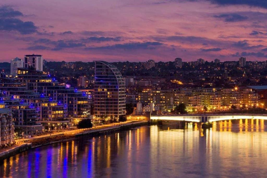 Battersea Reach Luxury Riverside Apartment 전경