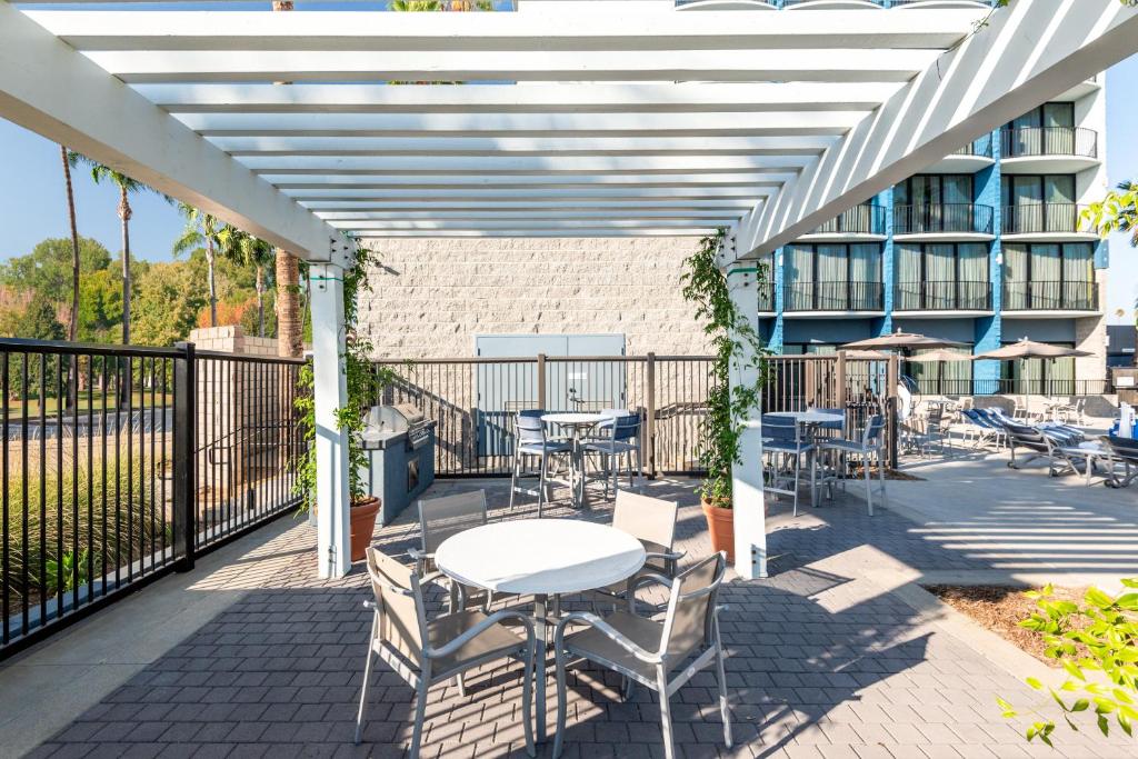 Holiday Inn Express & Suites Santa Ana - Orange County photo