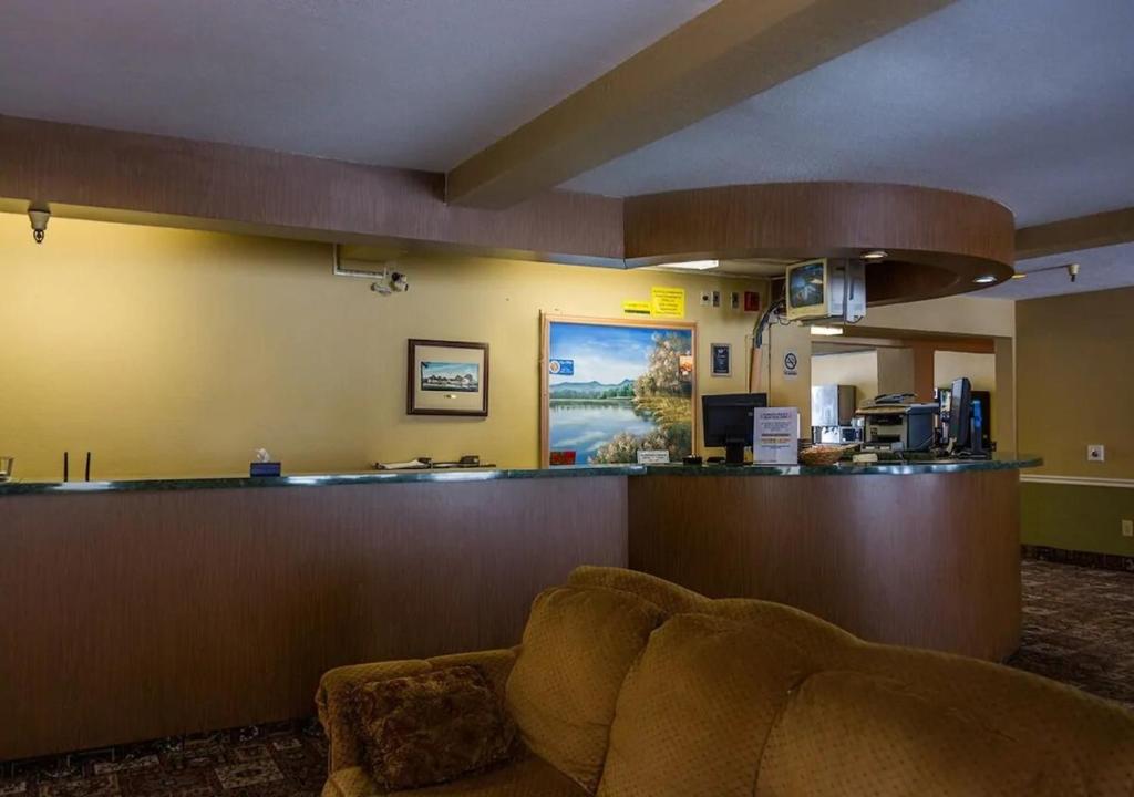 Norwood Inn and Suites - Roseville photo
