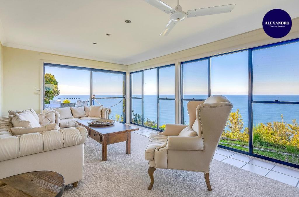 CLIFF TOP HOME - POOL and GAMES