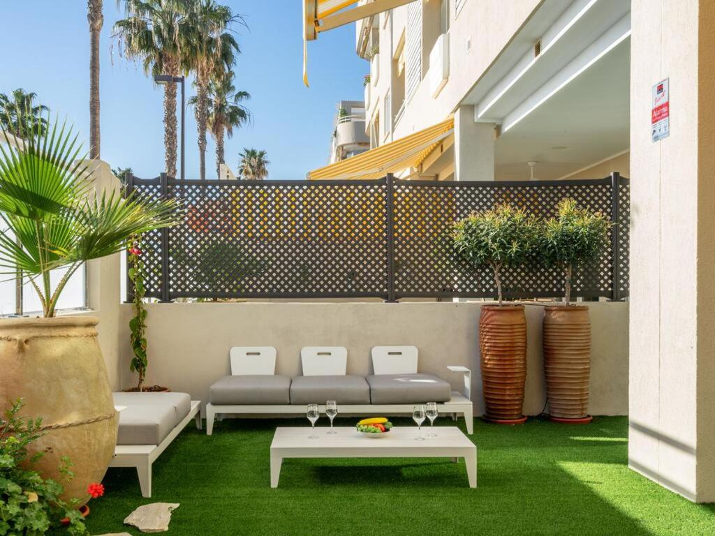 Apartamentos LOLA y MANUELA en primera línea playa Carihuela con excelente Terraza-jardin de 80 m2 frente al Mar con aparcamiento privado Ideal para descansar oyendo las olas del Mar - 4
