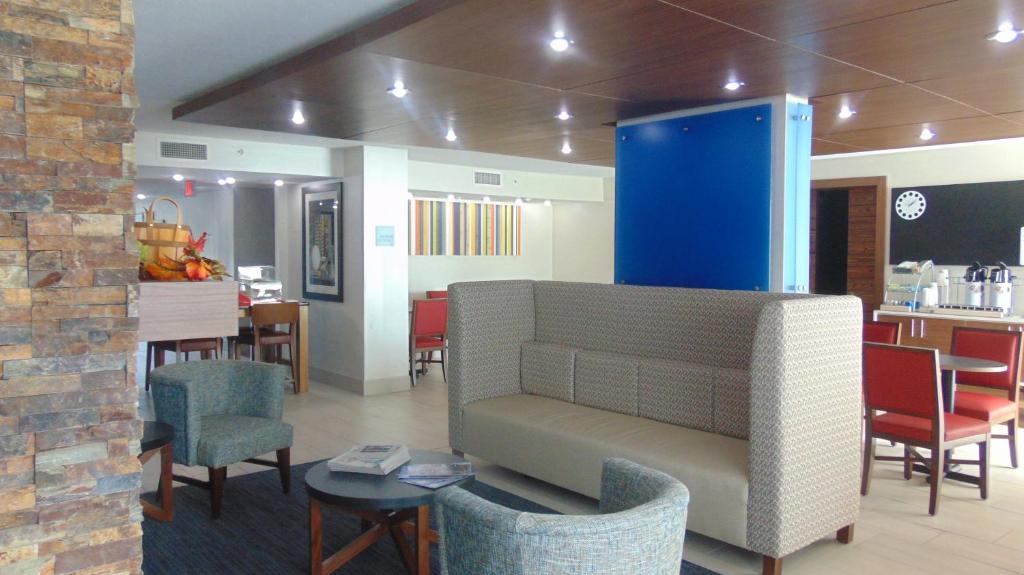 Holiday Inn Express & Suites Wapakoneta photo