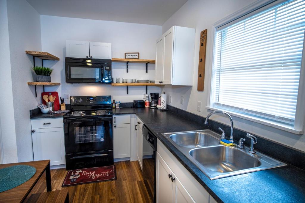 Downtown View Cozy 2BR1BA Home Sleeps 8 photo
