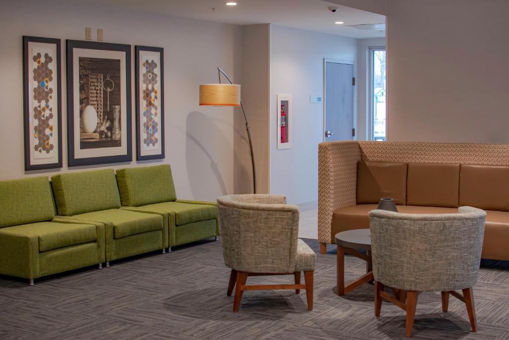 Holiday Inn Express and Suites Tonawanda Buffalo Area photo