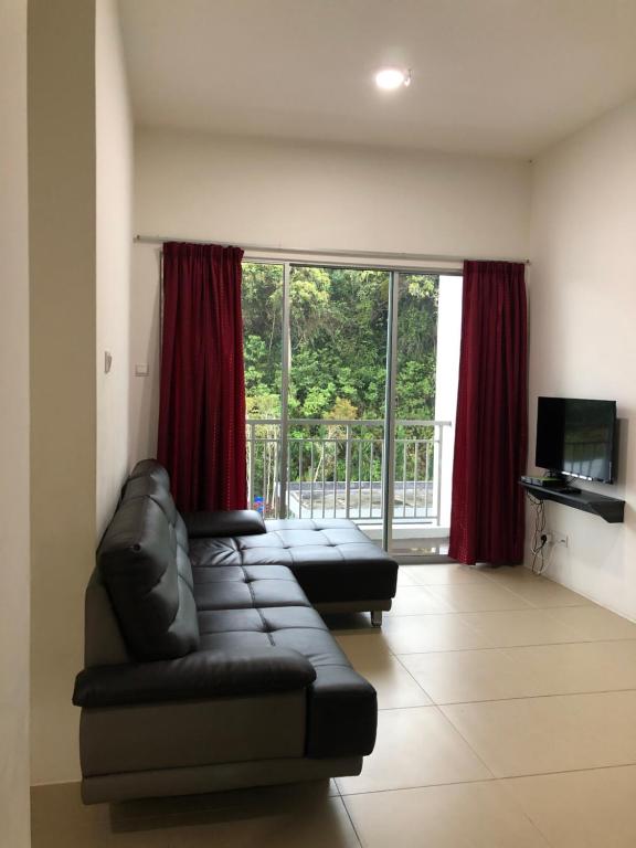 Golden Hill 3 Room Apt @ Night Market