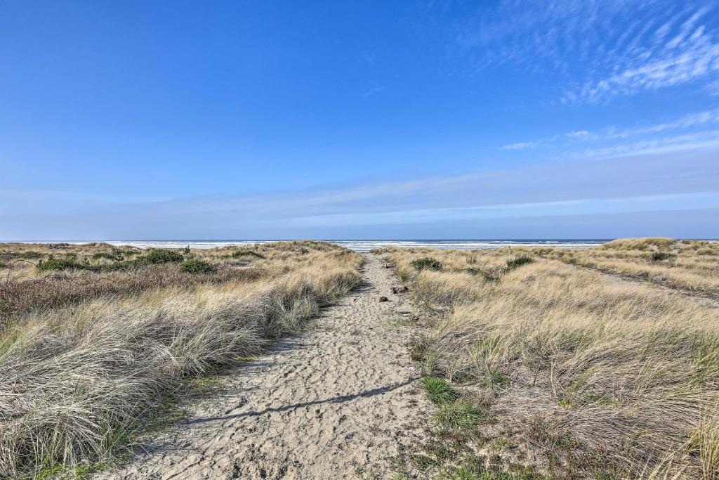 Sanderling Sea Cottages, Unit 3 with Private Balcony photo